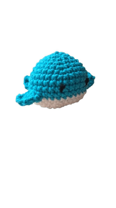 bébé baleine au crochet garnie de valériane