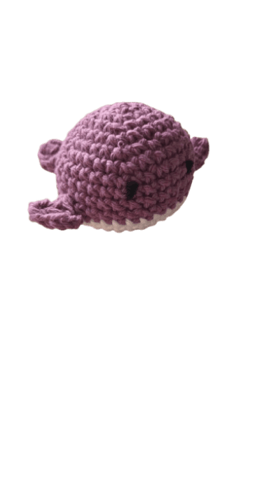 bébé baleine au crochet garnie de valériane