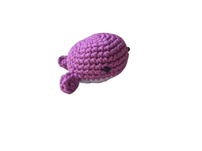 bébé baleine au crochet garnie de cataire